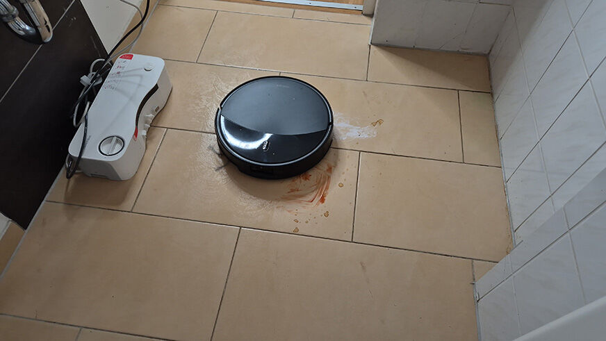 Der Roborock Saros 20 wischt im Test über eingetrocknete Ketchup- und Kaffeeflecken.